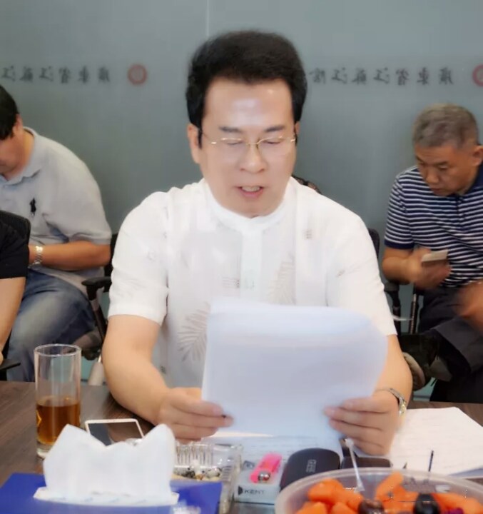 商會(huì)王秘書長(zhǎng)主持會(huì)議